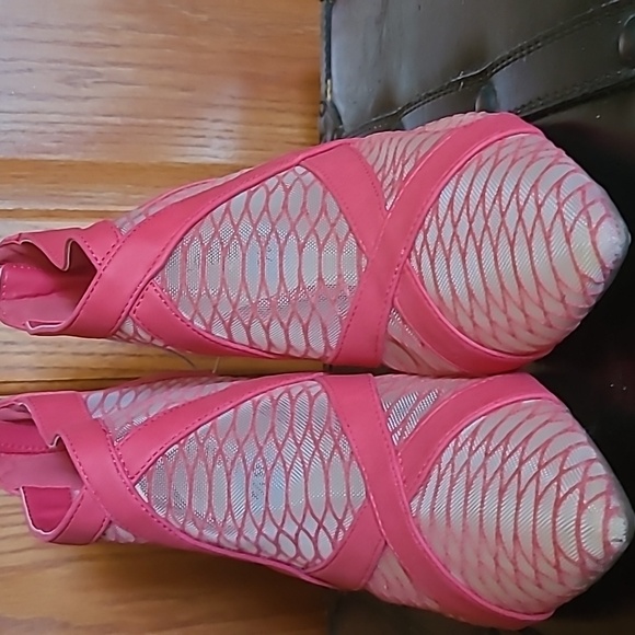 Lottini-red, pointy-toe, mesh/ illusion booties, size 8.5 - Picture 2 of 9